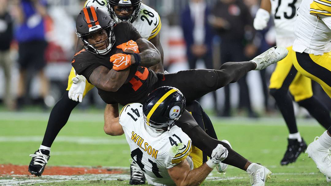 Cleveland Browns running back Quinshon Judkins (10) rushes the ball past Pittsburgh Steelers safety Robert Spears-Jennings (28) in the second half at Huntington Bank Field.
