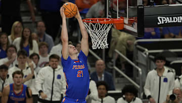 Apr 7, 2025; San Antonio, TX, USA; Florida Gators forward Alex Condon (21) dunks the ball against the Houston Cougars during the second half in the national championship game of the Final Four of the 2025 NCAA Tournament at the Alamodome.