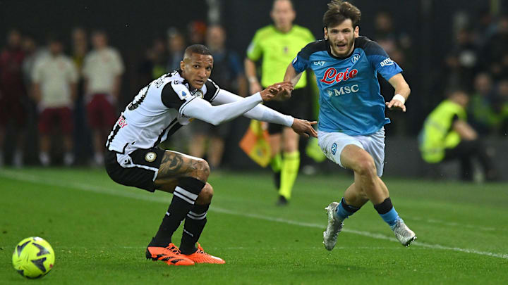 Rodrigo Becao rakibini marke ediyor.