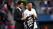 Nasser al-Khelaïfi et Kylian Mbappé au moment de sa prolongation au PSG jusqu'en 2025