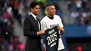 Nasser al-Khelaïfi et Kylian Mbappé au moment de sa prolongation au PSG jusqu'en 2025