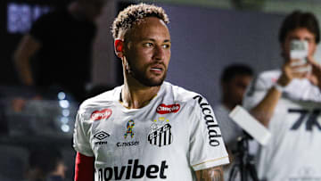 Neymar não viajará com o Santos para estreia da Sul-Americana após procedimento no joelho