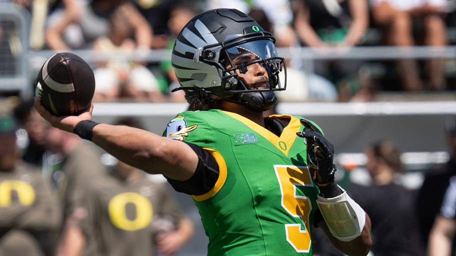 Oregon Ducks quarterback Dante Moore