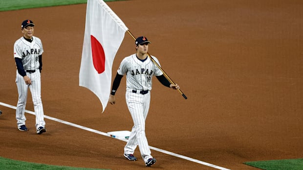 Shohei Ohtani and Japan manager Hideki Kuriyama enter the ballpark at the WBC.