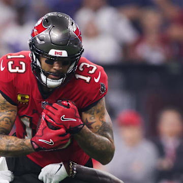 Tampa Bay Buccaneers wide receiver Mike Evans (13) makes a catch as Houston Texans safety Calen Bullock (2)