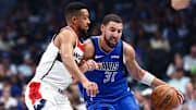 Oct 24, 2025; Dallas, Texas, USA;  Dallas Mavericks guard Klay Thompson (31) drives to the basket as Washington Wizards guard CJ McCollum (3) defends during the first quarter at American Airlines Center. Mandatory Credit: Kevin Jairaj-Imagn Images