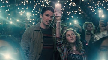 Josh Hartnett as Cooper and Ariel Donoghue as Riley in Trap