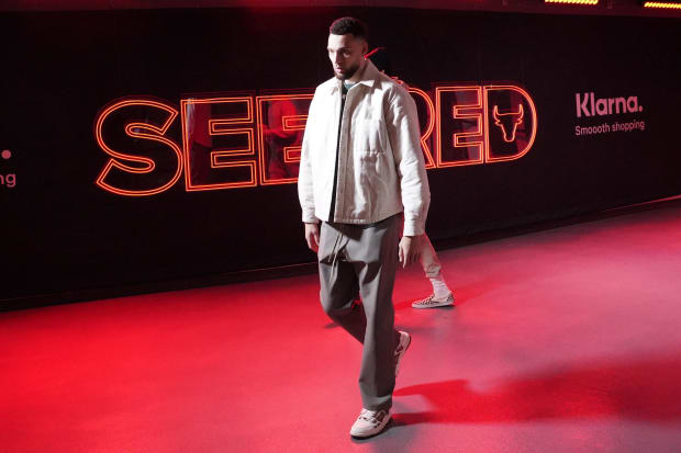  Chicago Bulls guard Zach LaVine (8) walks into the United Center.