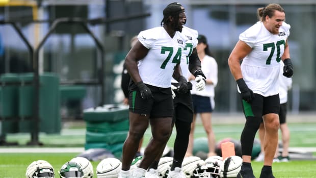 New York Jets offensive linemen warming up before practice.