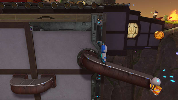 A bot hanging at the end of a pipe in the Bathhouse Battle level of Astro Bot.