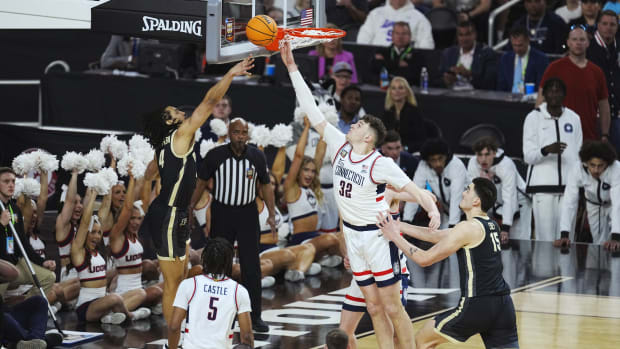  Connecticut Huskies center Donovan Clingan (32) blocks Purdue Boilermakers forward Trey Kaufman-Renn (4) in the first half in the national championship game of the Final Four of the 2024 NCAA Tournament at State Farm Stadium.