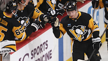 Apr 17, 2025; Pittsburgh, Pennsylvania, USA;  Pittsburgh Penguins left wing Danton Heinen (43) celebrates his goal with thePenguins bench against the Washington Capitals during the third period at PPG Paints Arena. Mandatory Credit: Charles LeClaire-Imagn Images