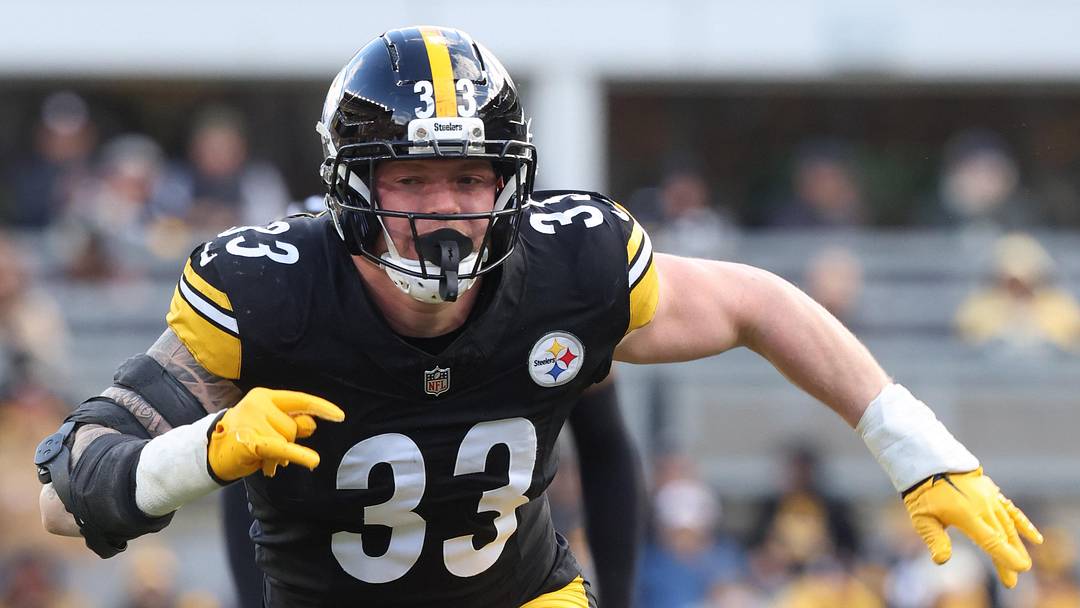 Nov 16, 2025; Pittsburgh, Pennsylvania, USA;  Pittsburgh Steelers linebacker Jack Sawyer (33) in a action against the Cincinnati Bengals during the second quarter at Acrisure Stadium. Mandatory Credit: Charles LeClaire-Imagn Images