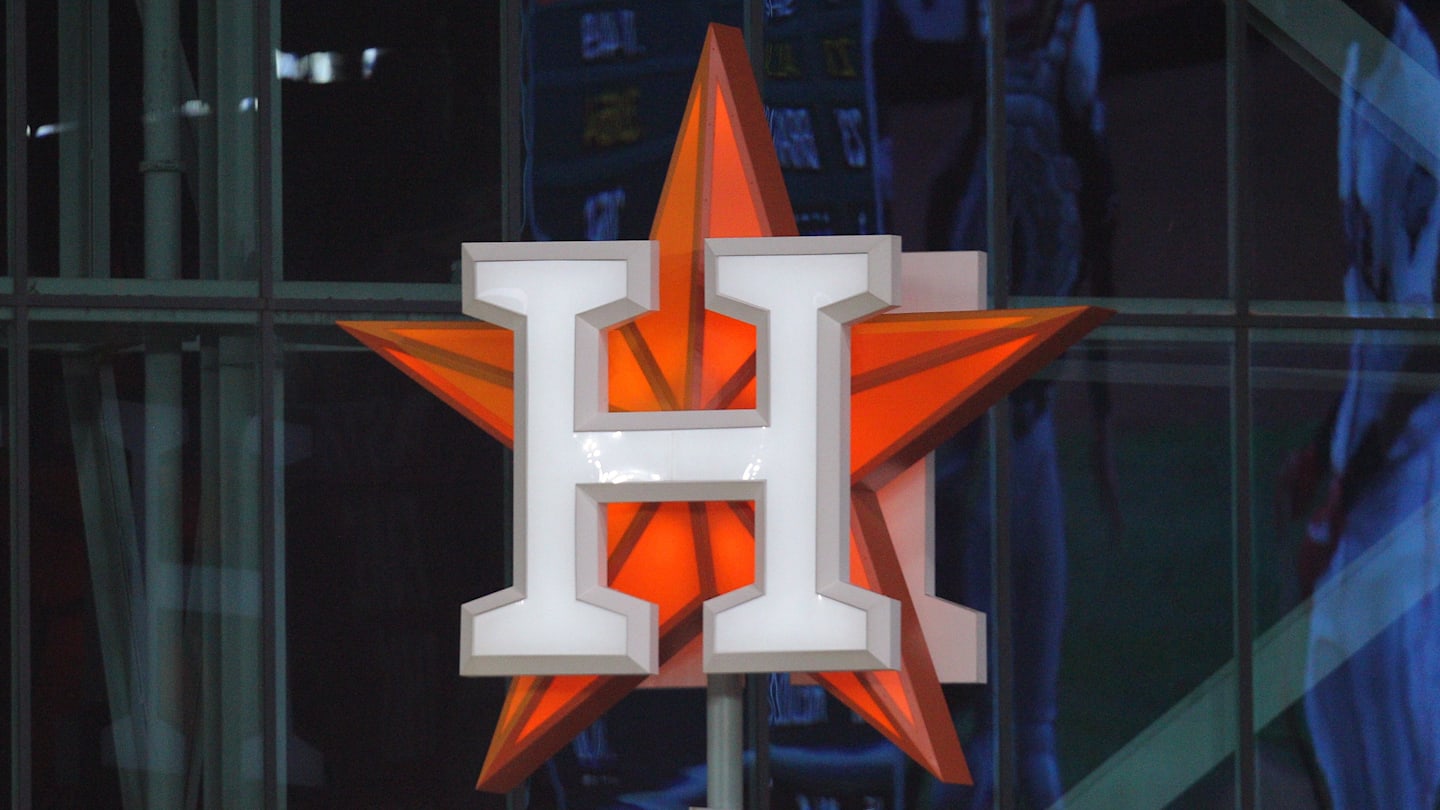 Houston Astros Pursue Multiple Third Basemen Amid Isaac Paredes Injury