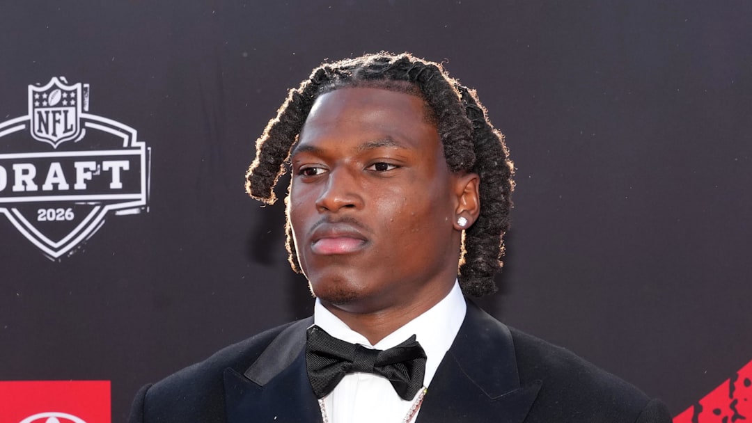 Ohio State Buckeyes linebacker Arvell Reese poses on the red carpet.