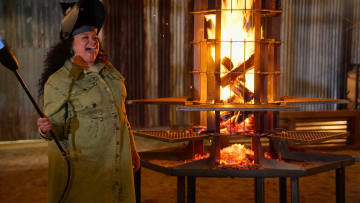 Barbecue Showdown. Host Michelle Buteau in episode 302 of Barbecue Showdown. Credit: Courtesty of Netflix/© 2024 Netflix, Inc.