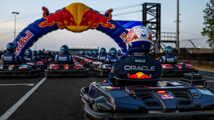 Max Verstappen tenía 100 rivales por delante y un solo objetivo: llegar al primer lugar. El tetracampeón de Fórmula 1 lo consiguió en Silverstone Max Verstappen tenía 100 rivales por delante y un solo objetivo: llegar al primer lugar. El tetracampeón de Fórmula 1 lo consiguió en Silverstone