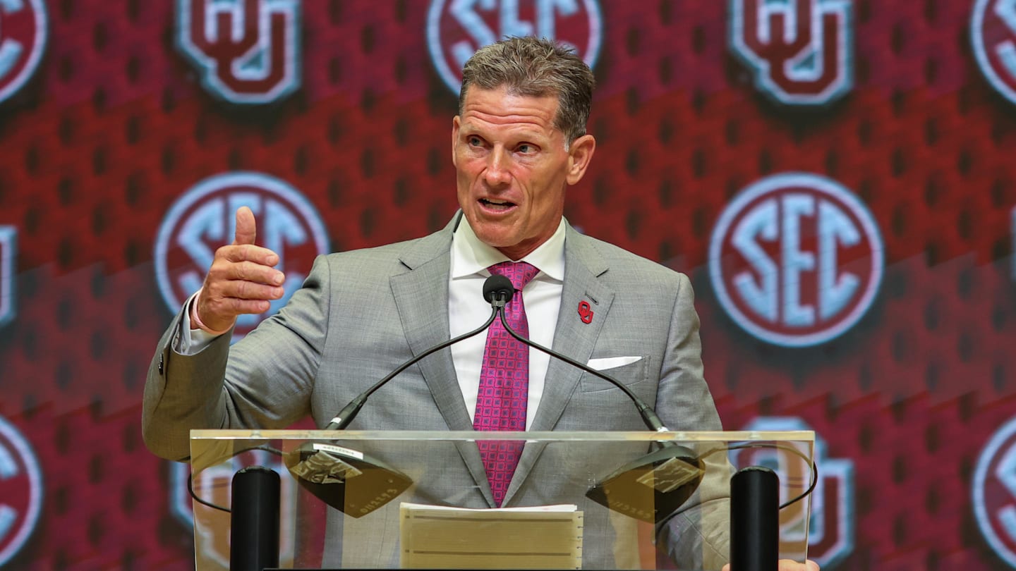 Oklahoma Coach Venables Says Sooners Tried to Retain QB Arnold Before Auburn Transfer