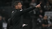 António Oliveira está sem clube desde a saída do Corinthians 