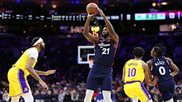 Los Lakers no descartan juntar a Joel Embiid con Anthony Davis