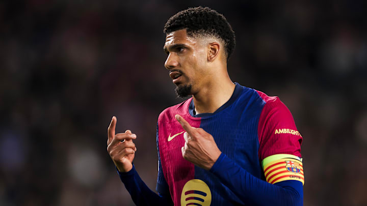 Ronald Araújo is the subject of summer transfer rumors.