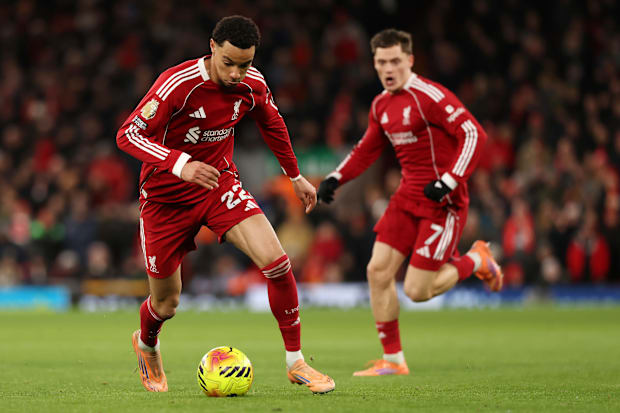 ฮูโก้ เอกิติเก้ (ซ้าย) และฟลอเรียน เวิร์ทซ์ ระหว่างการเล่น