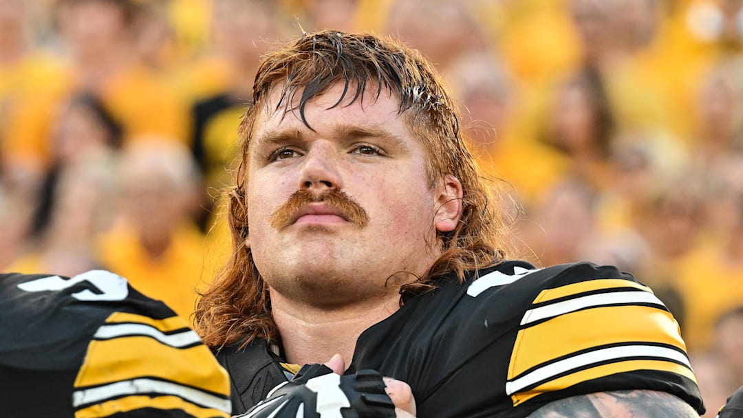 Iowa Hawkeyes offensive lineman Gennings Dunker