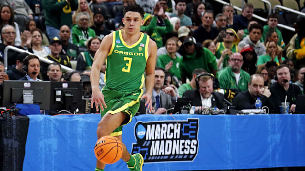 Oregon Ducks guard Jackson Shelstad (3) brings the ball up court during the first half of the game against the South Carolina