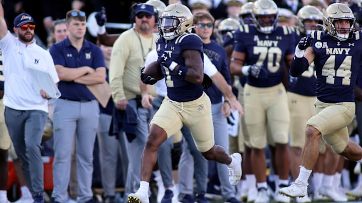 Navy Midshipmen cornerback Dashaun Peele returns an interception for a touchdown against the Charlotte 49ers.