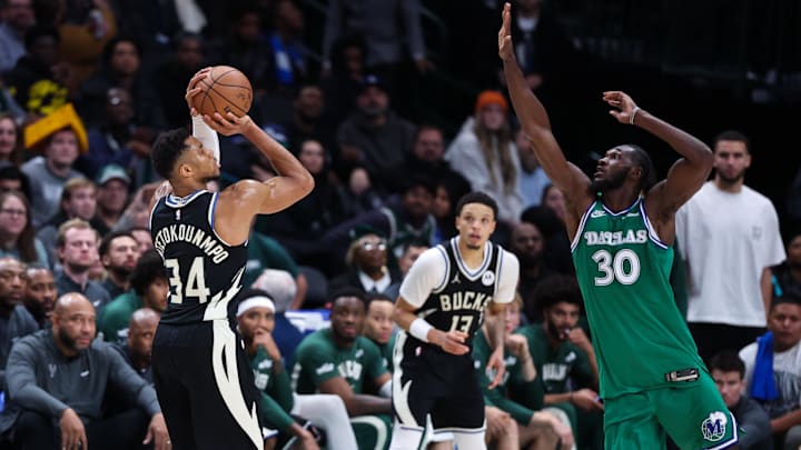 Giannis Antetokounmpo scored 30 points in the Bucks’ win over the Mavericks on Monday.