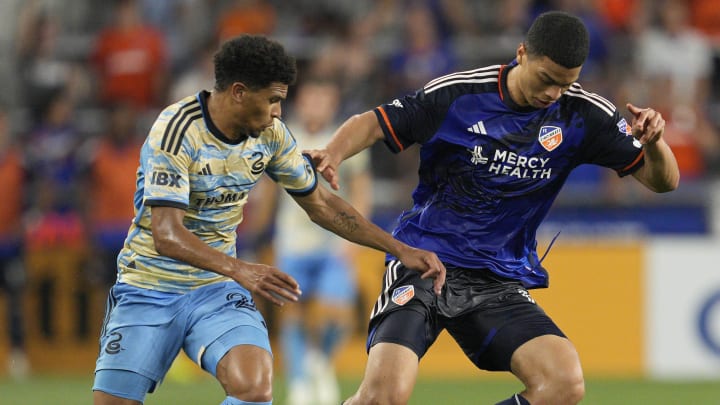 El venezolano Kevin Kelsy del FC Cincinnati y Nathan Harriel del Philadelphia Union durante un duelo de la MLS