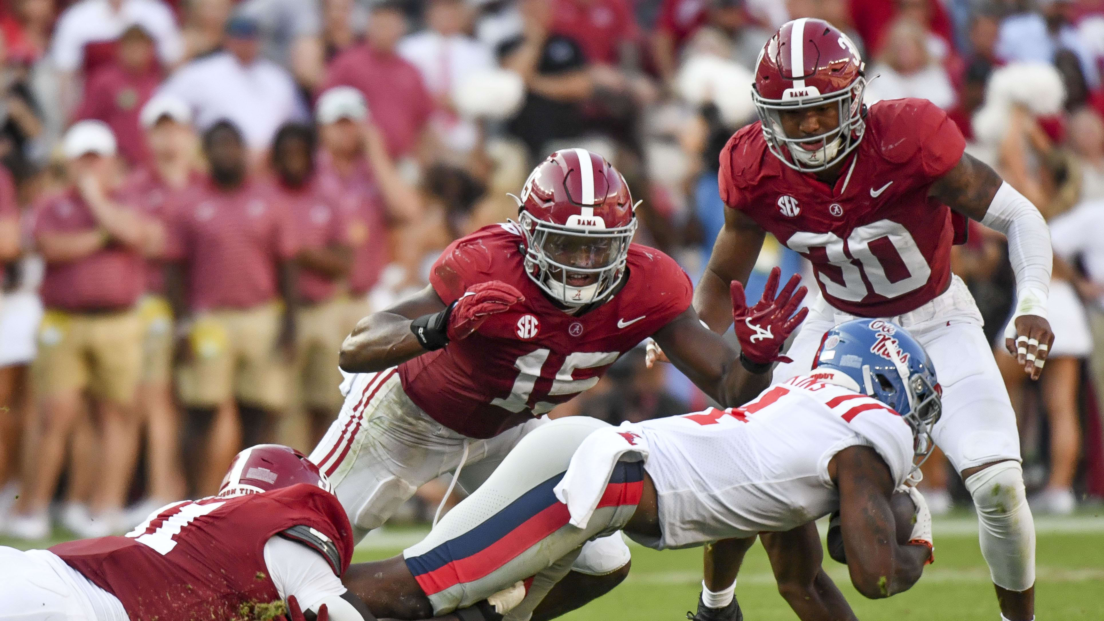 Alabama linebacker Dallas Turner tackles a ballcarrier.