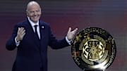 Gianni Infantino, presidente de la FIFA, junto al trofeo que se llevará el equipo ganador del Mundial de Clubes de 2025 