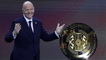 Gianni Infantino, presidente de la FIFA, junto al trofeo que se llevará el equipo ganador del Mundial de Clubes de 2025 