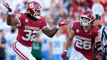 Oklahoma Sooners defensive lineman R Mason Thomas (32)