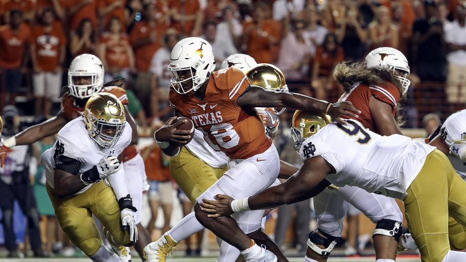 Texas Longhorns quarterback Tyrone Swoopes runs for the game winning touchdown against the Notre Dame Fighting Irish.