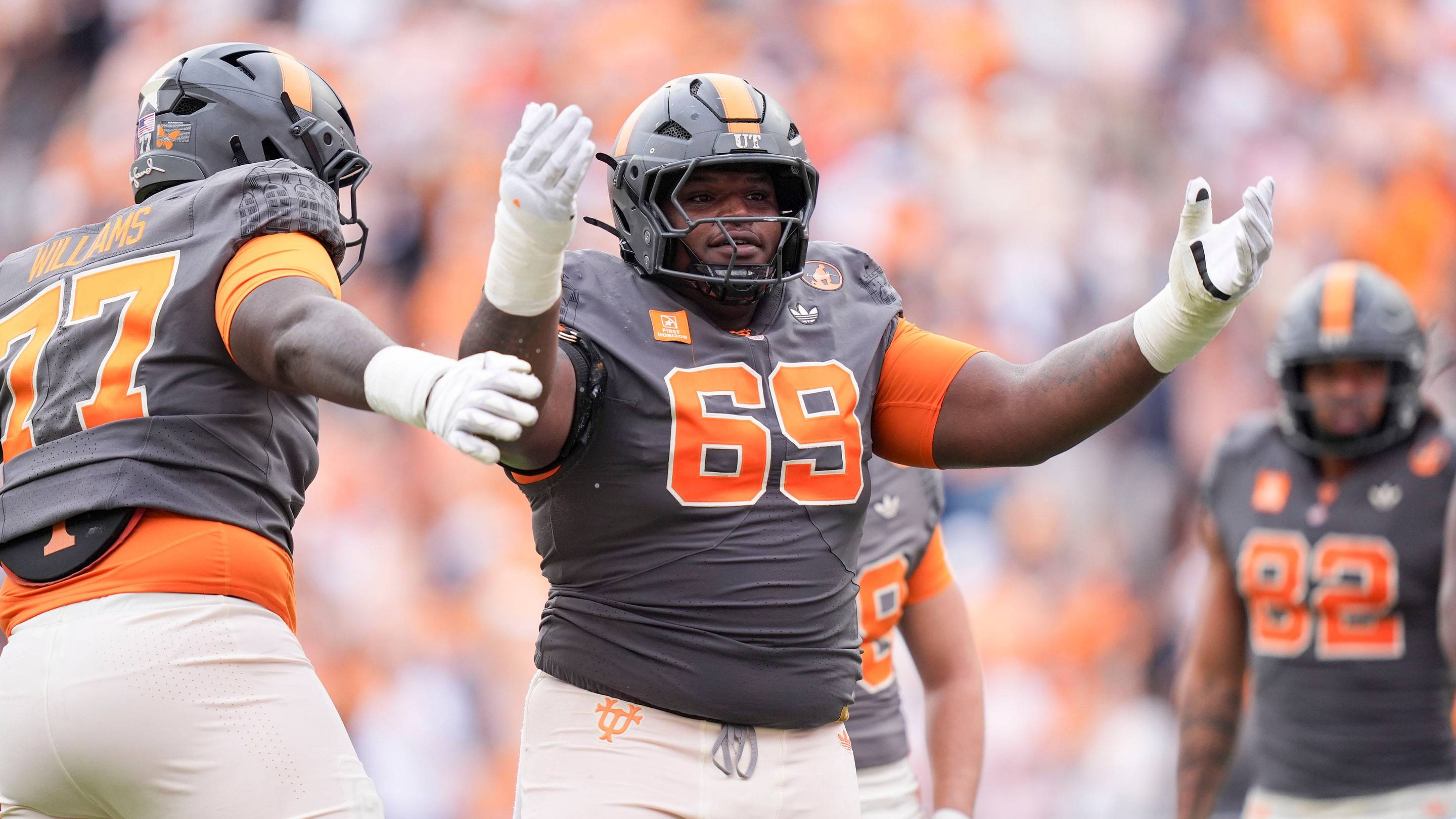 Tennessee loses OL Donovan Haslam to injury against South Carolina