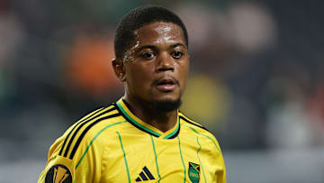 Leon Bailey est international jamaïquain.