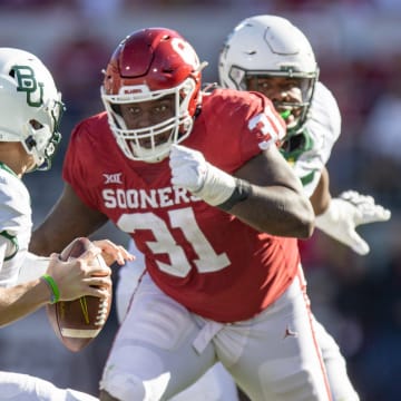 Baylor   s Blake Shapen (12) looks to pass as Oklahoma   s Jalen Redmond (31) makes a sack during a college football game between the University of Oklahoma Sooners (OU) and the Baylor Bears at Gaylord Family - Oklahoma Memorial Stadium in Norman, Okla., Saturday, Nov. 5, 2022.

jenni jump