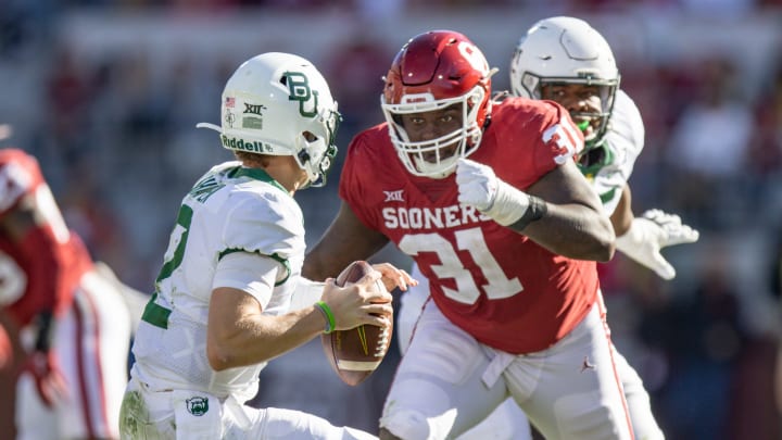 Baylor   s Blake Shapen (12) looks to pass as Oklahoma   s Jalen Redmond (31) makes a sack during a college football game between the University of Oklahoma Sooners (OU) and the Baylor Bears at Gaylord Family - Oklahoma Memorial Stadium in Norman, Okla., Saturday, Nov. 5, 2022.

jenni jump