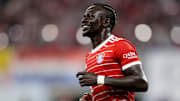 Joga muito! Mané marca duas vezes em nova goleada do Bayern de Munique na Bundesliga. Bávaros lideram liga com folga.