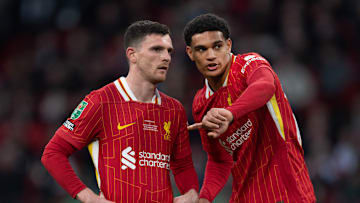 Jarell Quansah (r.) mit Reds-Kollege Andrew Robertson