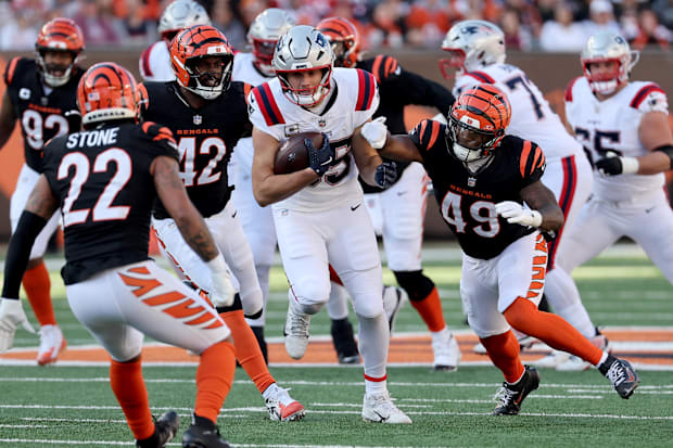 Nov 23, 2025; Cincinnati, Ohio, USA; New England Patriots tight end Hunter Henry (85) runs against Cincinnati Bengals linebac