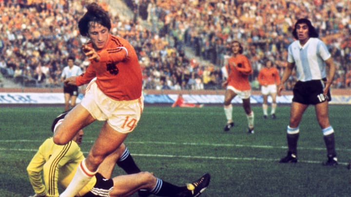 Dutch midfielder Johann Cruyff dribbles