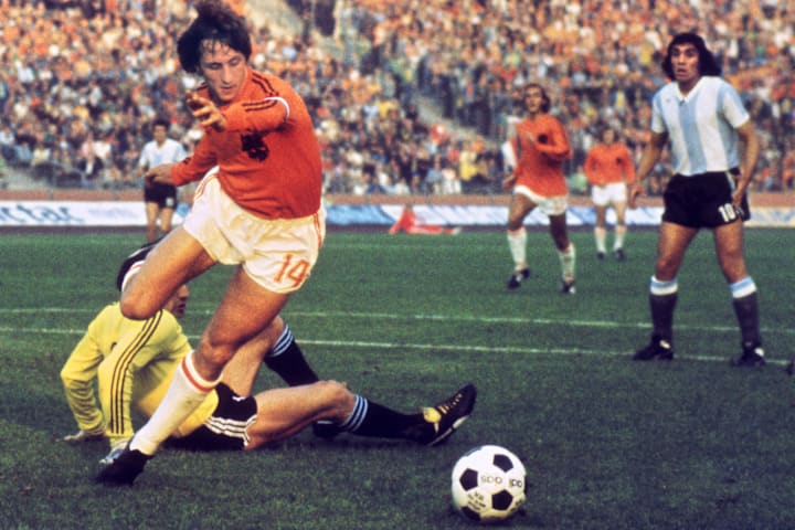Dutch midfielder Johann Cruyff dribbles