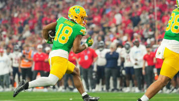 Jan 1, 2024; Glendale, AZ, USA; Oregon Ducks tight end Kenyon Sadiq (18) runs the ball against the Liberty Flames during the second quarter of the 2024 Fiesta Bowl at State Farm Stadium. Mandatory Credit: Joe Camporeale-USA TODAY Sports