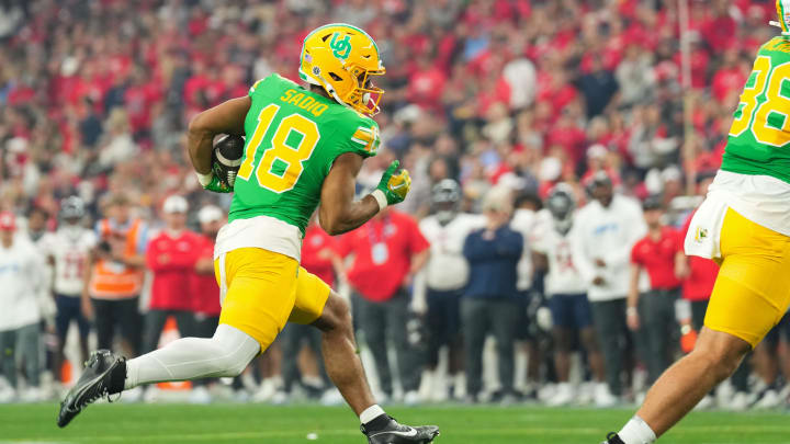 Jan 1, 2024; Glendale, AZ, USA; Oregon Ducks tight end Kenyon Sadiq (18) runs the ball against the Liberty Flames during the second quarter of the 2024 Fiesta Bowl at State Farm Stadium. Mandatory Credit: Joe Camporeale-USA TODAY Sports