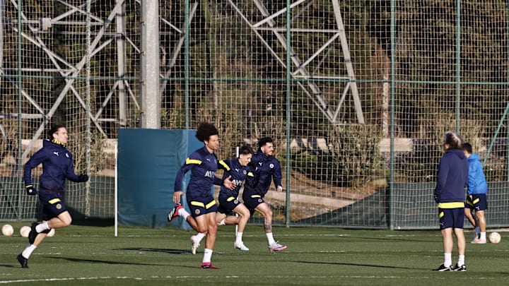 Fenerbahçe oyuncuları koşu yapıyor.