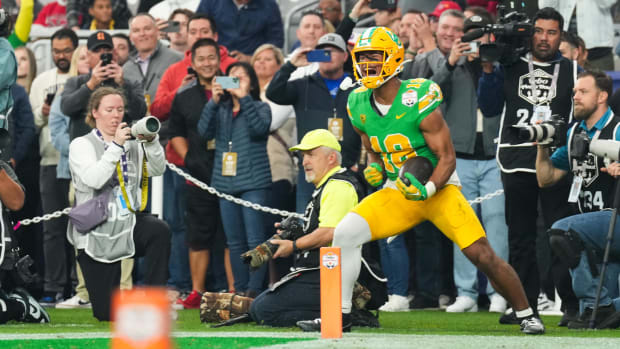 Oregon Ducks tight end Kenyon Sadiq (18) reacts after scoring a touchdown against the Liberty Flames 