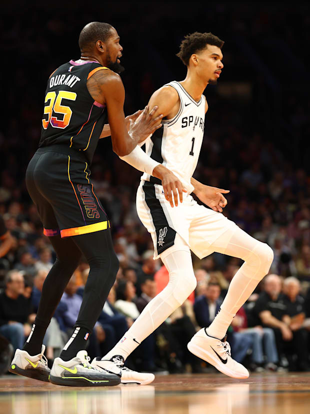Phoenix Suns forward Kevin Durant (35) against San Antonio Spurs center Victor Wembanyama 